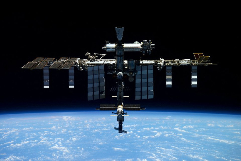 Hình ảnh Trạm vũ trụ quốc tế (ISS) do phi hành gia Pyotr Dubrov, thành viên phi hành đoàn Roscosmos chụp từ tàu vũ trụ Soyuz MS-19, công bố ngày 20/4. Ảnh: Roscosmos /Reuters.
