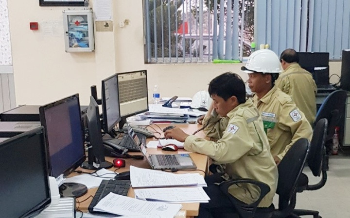 Công nhân TBA 220kV Trảng Bàng thao tác đóng điện.