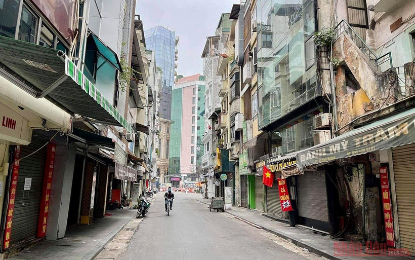 Hà Nội trong ngày đầu đóng cửa quán ăn đường phố, trà đá vỉa hè