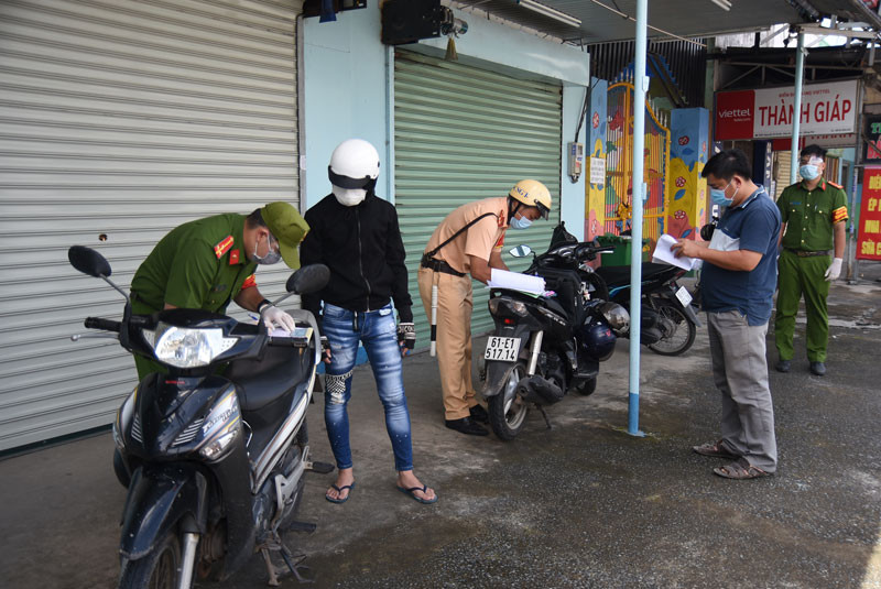 Lực lượng chức năng tăng cường kiểm tra, xử phạt những người ra đường không thật sự cần thiết.