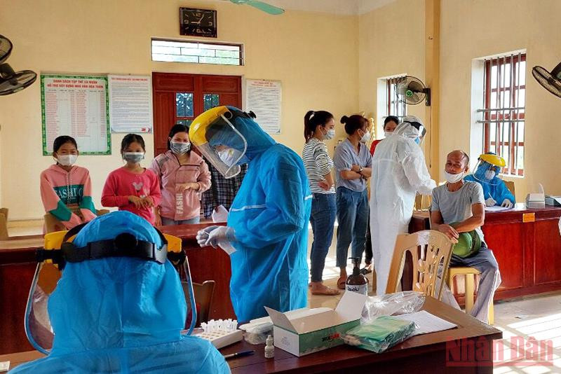 Phát hiện nhiều ca F0, một số xã tại tỉnh Thái Bình phải tổ chức xét nghiệm toàn dân để sàng lọc F0 khỏi cộng đồng. (Ảnh: Mai Tú)