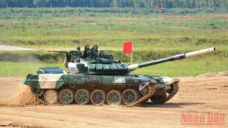 Đội tuyển Xe tăng Nga (xe màu xanh), đương kim vô địch Army Games 2020 có màn ra mắt ấn tượng ở lượt thi đấu mở màn cuộc thi Xe tăng hành tiến. Ảnh: TRỊNH DŨNG