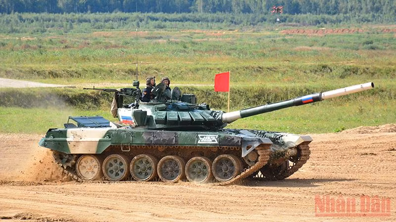 Đội tuyển Xe tăng Nga (xe màu xanh), đương kim vô địch Army Games 2020 có màn ra mắt ấn tượng ở lượt thi đấu mở màn cuộc thi Xe tăng hành tiến. Ảnh: TRỊNH DŨNG