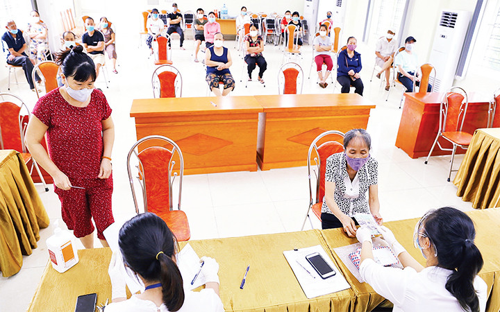 Phường Nguyễn Trãi (quận Hà Đông) tổ chức chi trả tiền hỗ trợ người dân theo Nghị quyết 68/NQ-CP. Ảnh: HOÀNG HIẾU