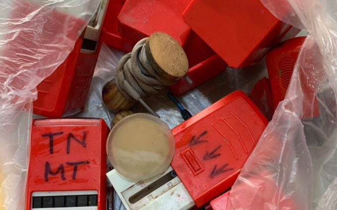 Các con dấu giả được cơ quan chức năng thu giữ.