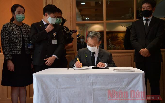 Chủ tịch Hạ viện Thái Lan Chuan Leekpai ghi Sổ tang.