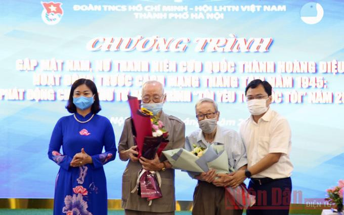 Bí thư Thường trực Trung ương Đoàn, Chủ tịch Ủy ban Trung ương Hội Liên hiệp thanh niên Việt Nam Nguyễn Anh Tuấn và Ủy viên Ban Thường vụ, Trưởng ban Dân vận Thành ủy Hà Nội Nguyễn Thị Tuyến tặng hoa đại diện Ban liên lạc Đoàn Thanh niên cứu quốc thành Hoàng Diệu. (Ảnh: Nguyệt Ánh)