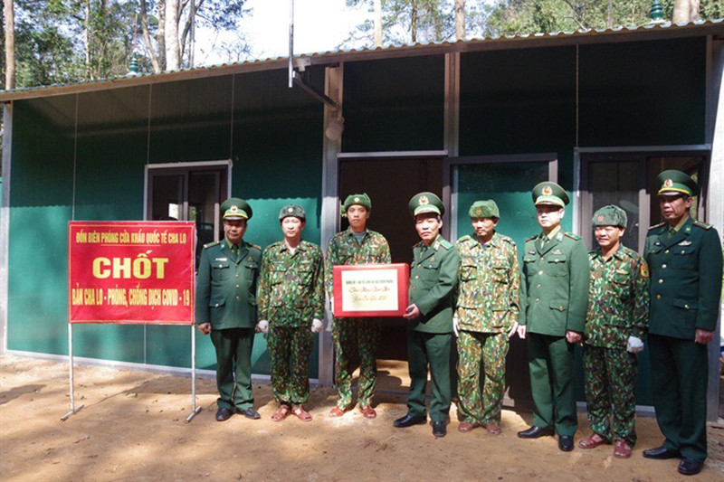 Trung tướng Đỗ Danh Vượng tặng quà cán bộ, chiến sĩ làm nhiệm vụ tại chốt phòng, chống dịch Covid-19 của Đồn Biên phòng cửa khẩu Quốc tế Cha Lo. (Ảnh: VIẾT LAM)
