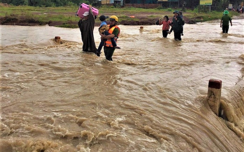 Các lực lượng chức năng huyện Ea Súp sơ tán người dân đến nơi an toàn.