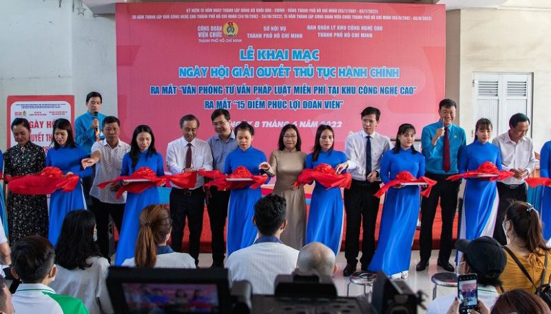 Các đại biểu cắt băng ra mắt Văn phòng tư vấn pháp luật miễn phí tại Khu Công nghệ cao.