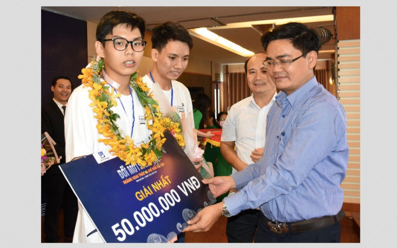 Hai học sinh giành giải Nhất Cuộc thi “Đổi mới sáng tạo ngành khai thác và chế biến hải sản năm 2020”.