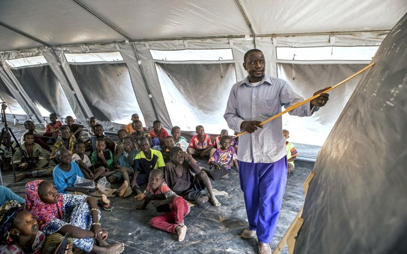 Nhiều học sinh tại khu vực Tây Phi phải học tập trong điều kiện vật chất thiếu thốn. (Ảnh: AP)