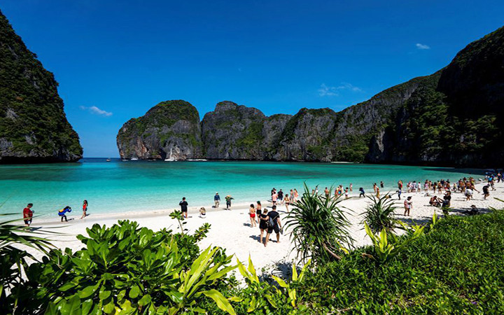 Du khách tham quan vịnh Maya, Thái Lan. (Ảnh REUTERS)