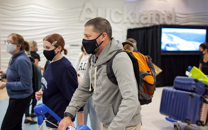 Khách du lịch đến sân bay Aukland của New Zealand. (Ảnh TÂN HOA XÃ)