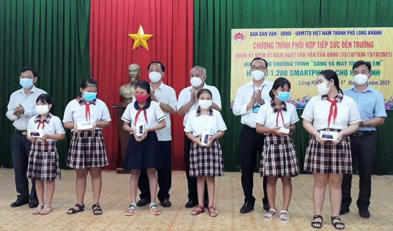  Trao điện thoại thông minh cho học sinh tại TP Long Khánh, tỉnh Đồng Nai.