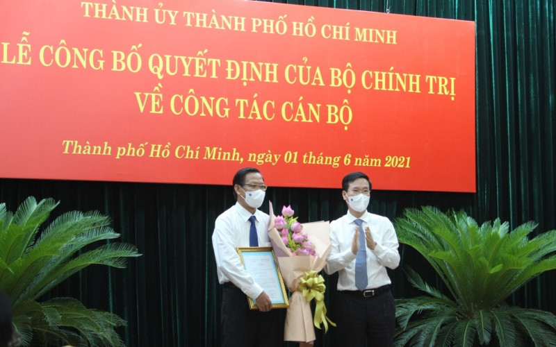 Đồng chí Võ Văn Thưởng, Ủy viên Bộ Chính trị, Thường trực Ban Bí thư trao quyết định cho đồng chí Phan Văn Mãi.