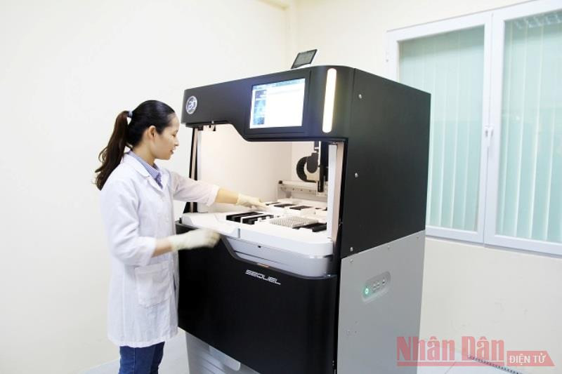 Vận hành hệ thống giải trình tự gien thế hệ mới PacBio Sequel.