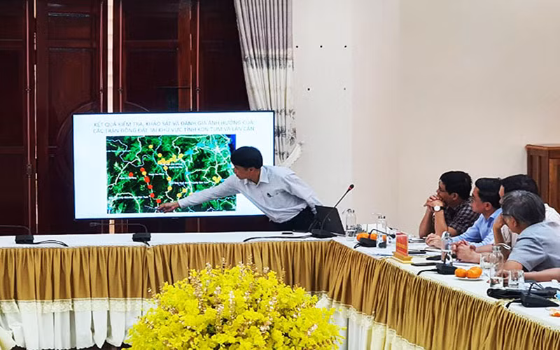 Đại diện Viện Vật lý địa cầu thuyết trình về kết quả đo đạc động đất thời gian qua.