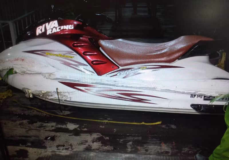 Chiếc mô-tô nước đâm vào tàu cá đang đậu ở bến, khiến hai người tử vong.