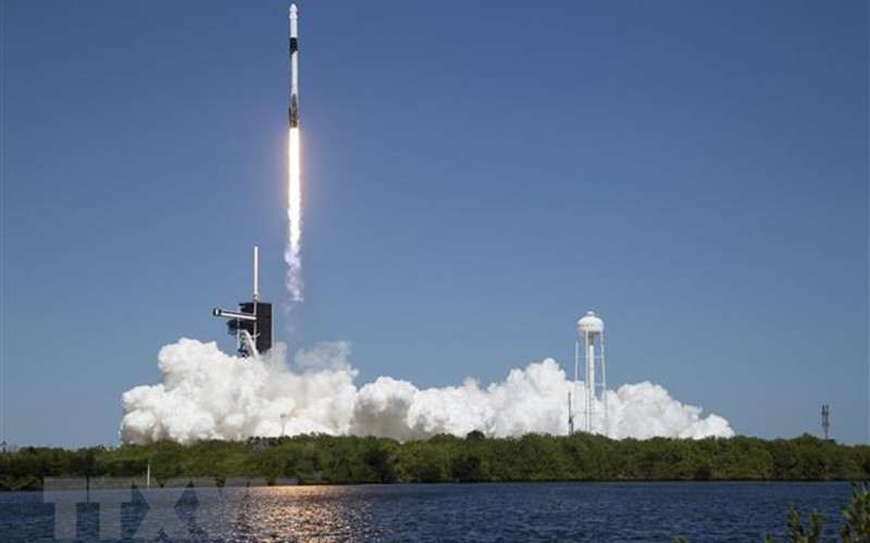 Tên lửa Falcon 9 của Space X đưa tàu Crew Dragon rời bệ phóng tại Trung tâm vũ trụ Kennedy ở Florida (Mỹ) ngày 8/4. (Ảnh: AFP/TTXVN)