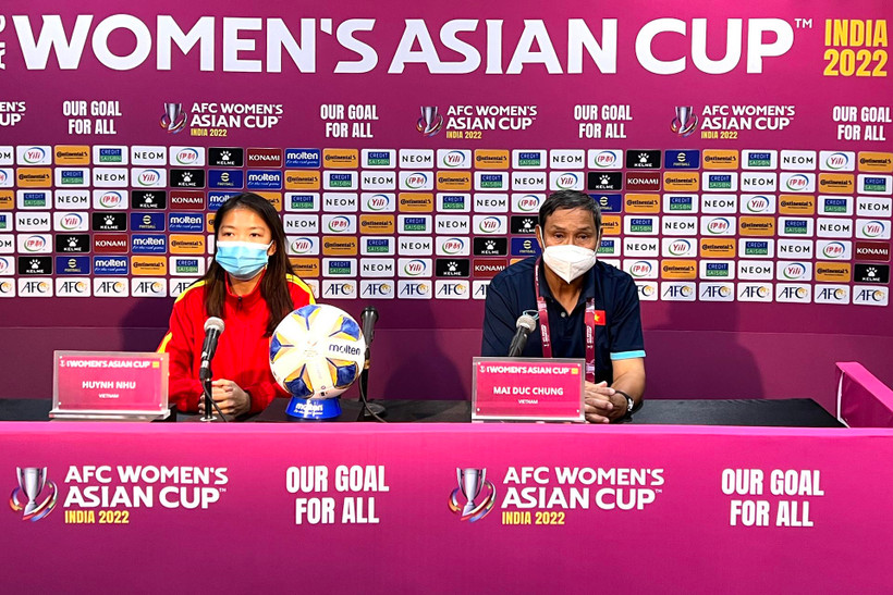 Huấn luyện viên Mai Đức Chung và đội trưởng Huỳnh Như tại buổi họp báo. (Ảnh: VFF)