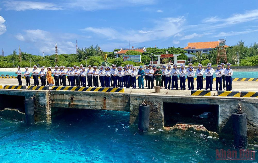 Quân và dân trên đảo Trường Sa Lớn chào tạm biệt Đoàn công tác số 10.