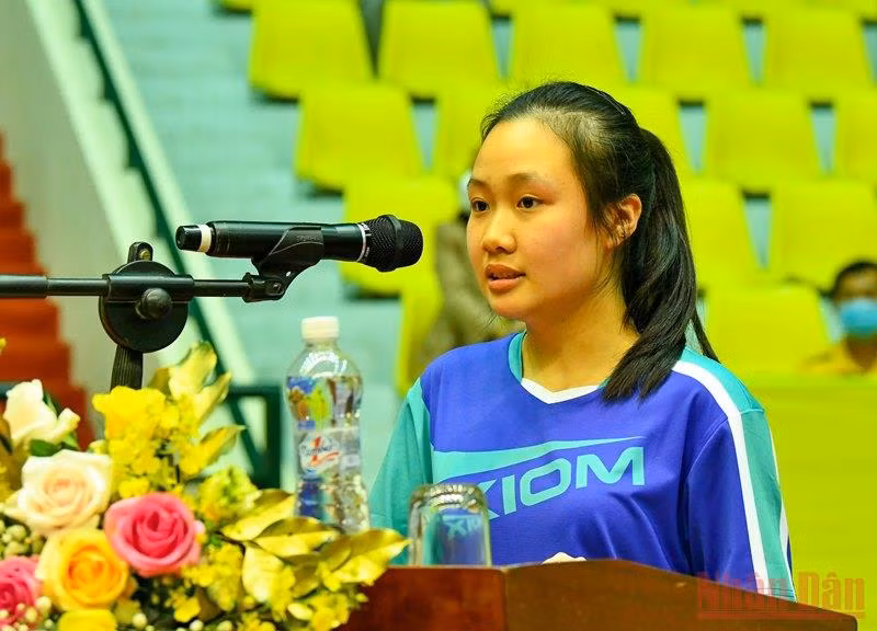 VĐV Nguyễn Thị Mai Phương thay mặt các VĐV tuyên thệ tại lễ khai mạc. (Ảnh: Duy Linh)