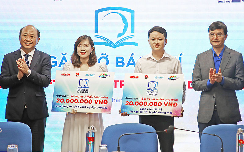 Ban Tổ chức trao kinh phí hỗ trợ tặng hai công trình “Ứng dụng tư vấn hướng nghiệp JobWay” và “Sáng chế thiết bị thí nghiệm vật lý phổ thông mới”, đã giành giải cao tại chương trình năm vừa qua. 