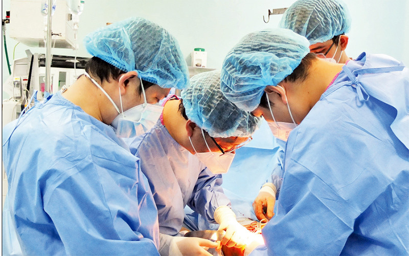 Một ca phẫu thuật tại Bệnh viện Bình Dân.