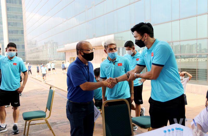 Văn Hậu có mặt tại buổi xét nghiệm sau khi có tên trong danh sách 37 cầu thủ được triệu tập. (Ảnh: VFF)