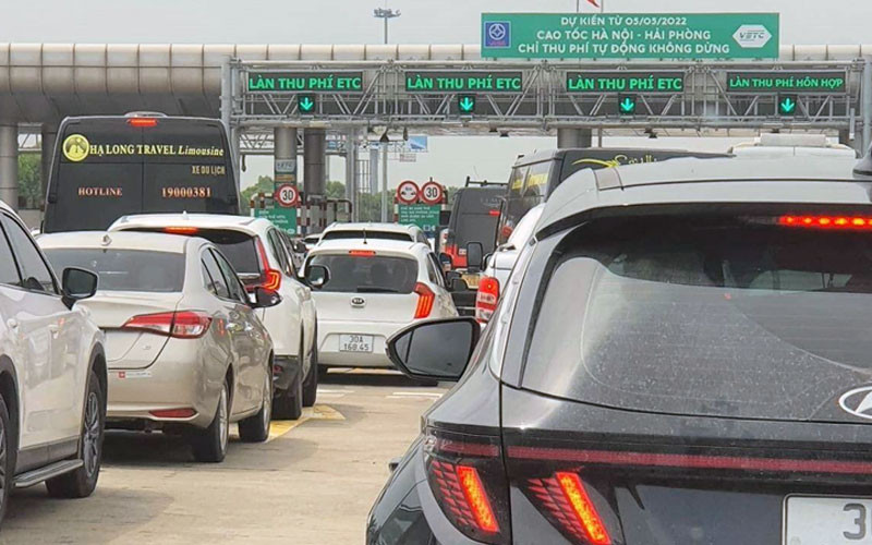 Ùn tắc tại các trạm thu phí trên cao tốc Hà Nội - Hải Phòng.