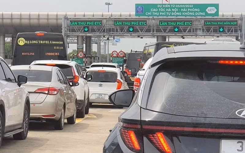 Ùn tắc tại các trạm thu phí trên cao tốc Hà Nội - Hải Phòng.