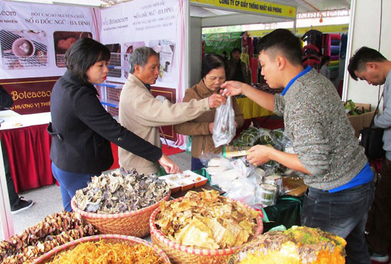 Người tiêu dùng mua sắm hàng hóa tại Hội chợ Vàng khuyến mại.