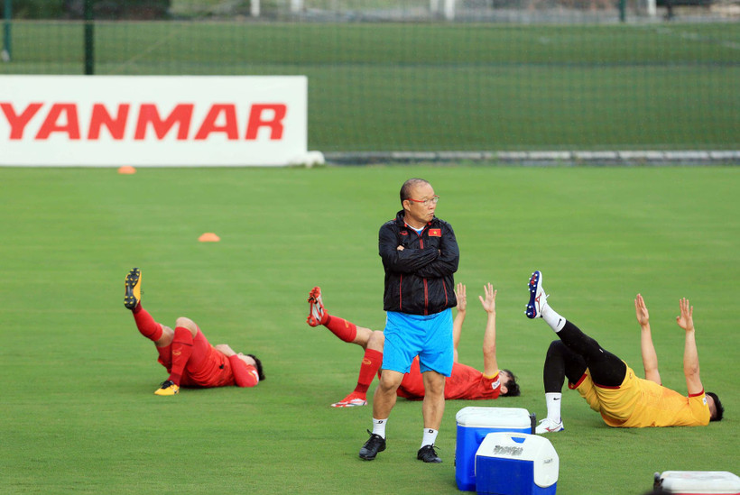 HLV Park Hang-seo chỉ đạo các học trò trên sân tập. (Ảnh: VFF)
