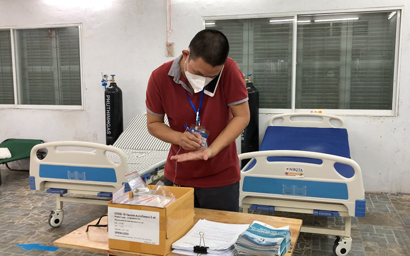 Bác sĩ trực tại trạm y tế lưu động luôn cấp tập hỗ trợ người dân. (Ảnh: Bộ Y tế)