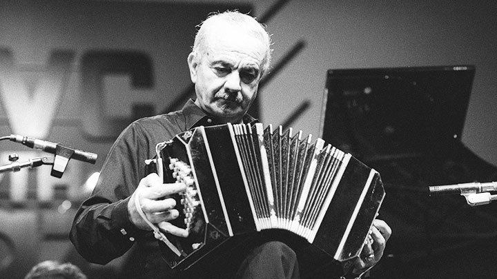 Nhạc sĩ Astor Piazzolla biểu diễn cùng cây đàn bandoneón. Ảnh: THE BILLBOARD