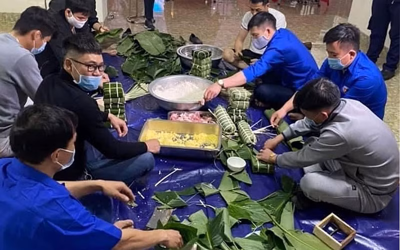 Anh em thợ mỏ gói bánh chưng đón Xuân tại đơn vị. 