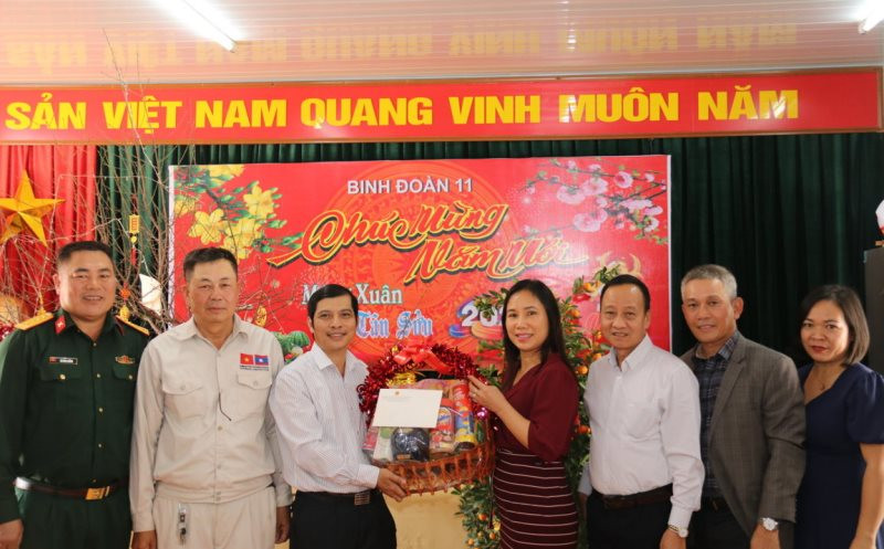 Công sứ Trịnh Thị Tâm (thứ 4 từ phải qua) trao quà tặng cán bộ, chiến sĩ Binh đoàn 11.