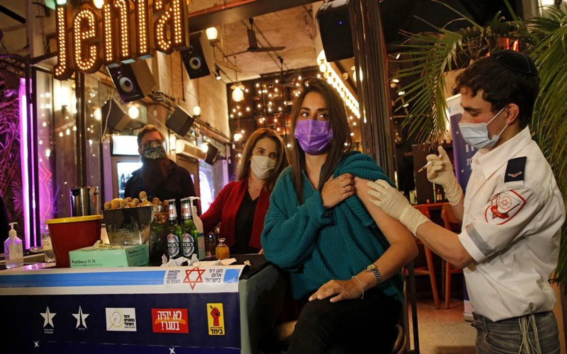 Tiêm vaccine bên trong một quầy bar ở Tel Aviv. (Ảnh: Getty Images)