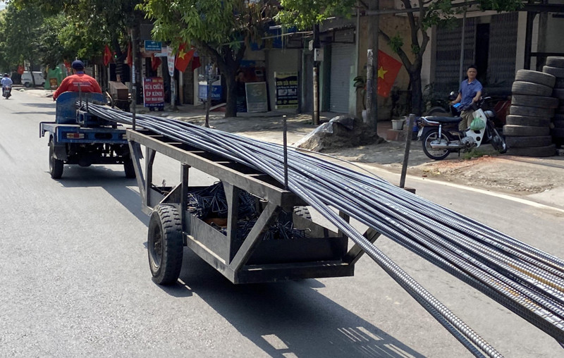 Xe tự chế ngang nhiên chở sắt trên phố.