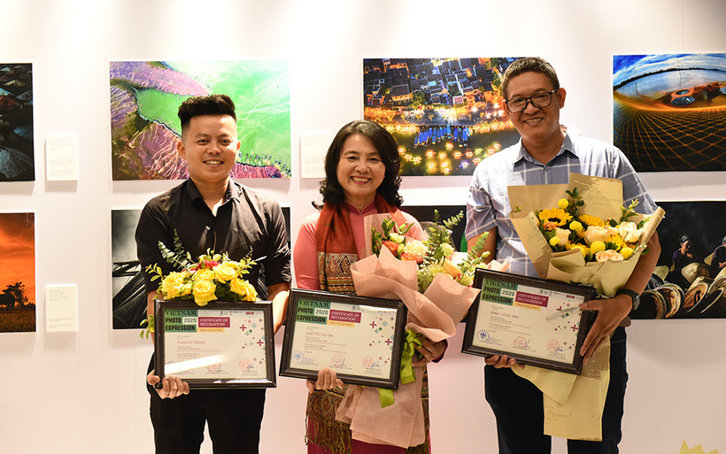 Các tác giả đoạt giải.