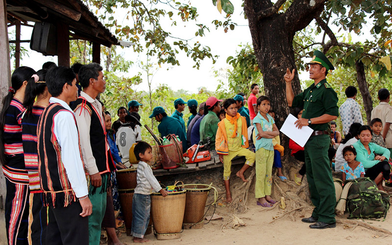 Cán bộ Bộ đội Biên phòng tỉnh Gia Lai tuyên truyền, phổ biến pháp luật tới người dân.
