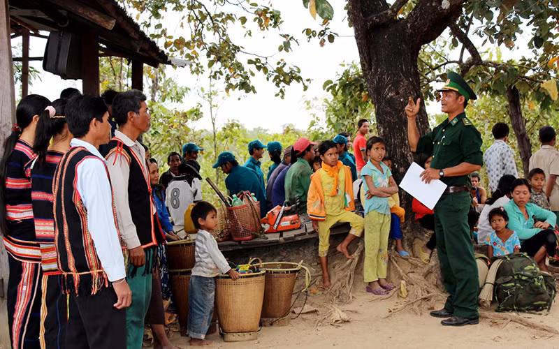 Cán bộ Bộ đội Biên phòng tỉnh Gia Lai tuyên truyền, phổ biến pháp luật tới người dân.