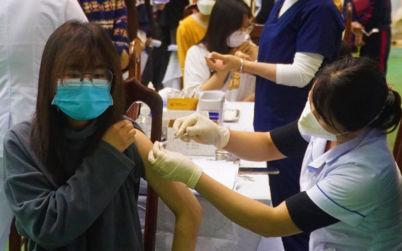Tiêm vaccine mũi 2 cho người từ 12 đến 17 tuổi.