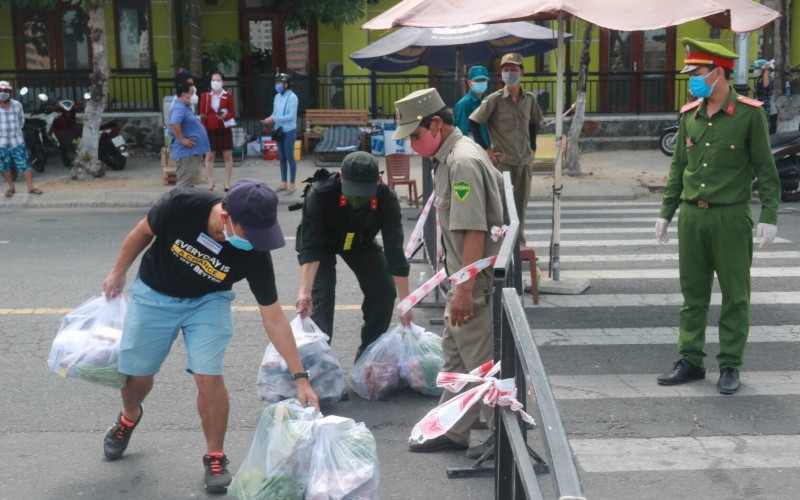 Toàn bộ phường phong tỏa cứng, nhu yếu phẩm được giao tại chốt chặn vào phường.