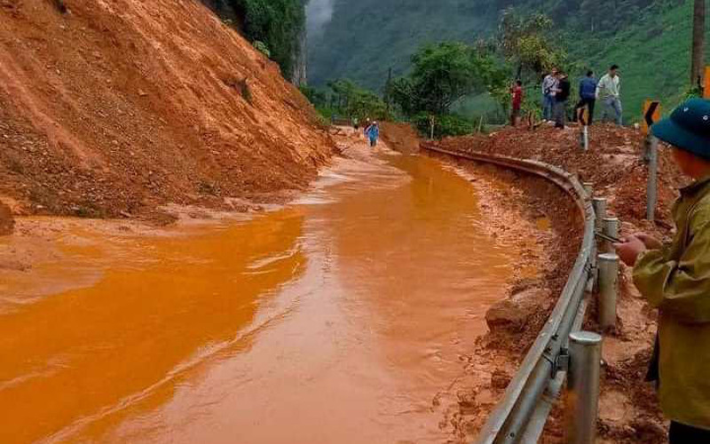 Sạt lở đất gây ảnh hưởng giao thông trên quốc lộ 34 đoạn qua huyện Bảo Lâm (Cao Bằng).