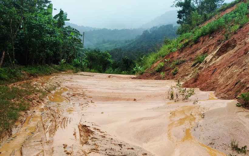 Sạt lở đường tại Tỉnh lộ 673, thôn Kon Năng cũ, xã Đăk Choong, huyện Đăk Glei.