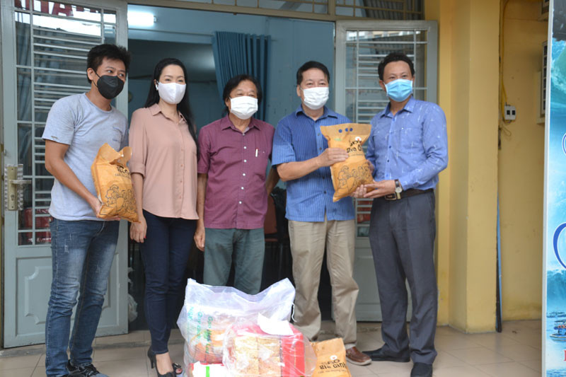 Hội sân khấu thành phố trao quà cho Nhà hát nghệ thuật Phương Nam.