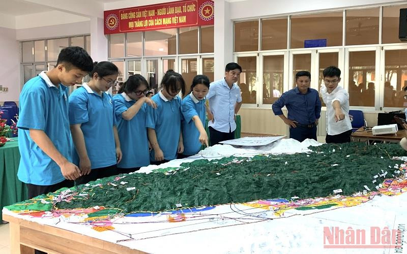 Tham quan mô hình sa bàn 3D có sự tham gia xây dựng của cộng đồng trong vùng.