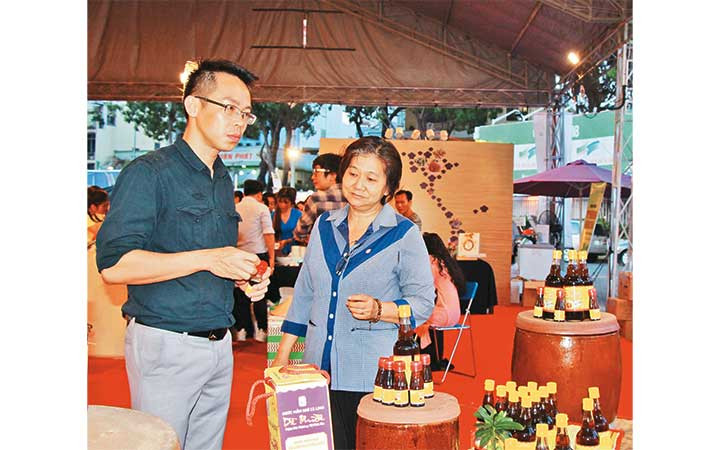 Trưng bày các sản phẩm gia vị Việt tại Hội chợ Hàng Việt Nam chất lượng cao năm 2019 ở thành phố Hồ Chí Minh. (ảnh Trần Quỳnh) 